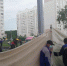 Коммунальщики скрылись за ширмой во время работ в подмосковном Чехове - Chehov-Vid.Ru