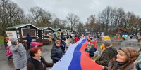 Двенадцатиметровый флаг России развернули в городском парке Чехова - Regions.Ru